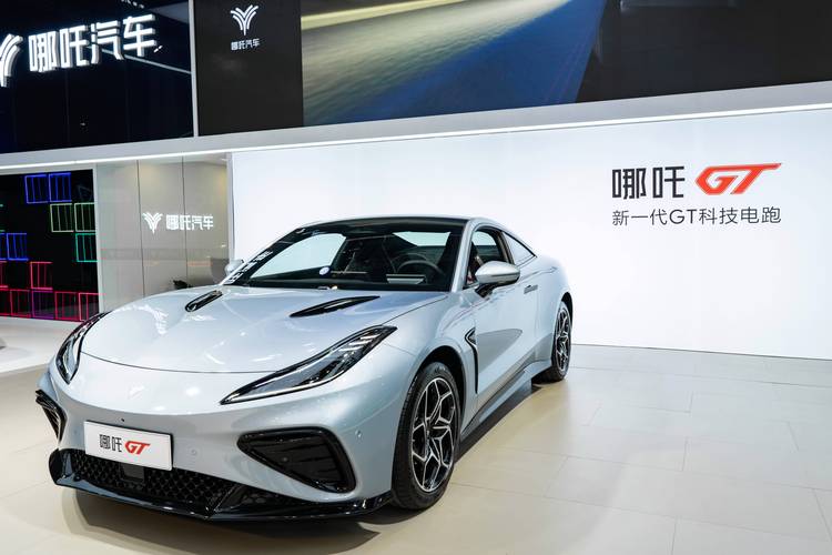 成都新都区鑫天通企业管理咨询哪吒汽车在智能汽车领域的表现，领途汽车在新能源汽车市场中的影响力